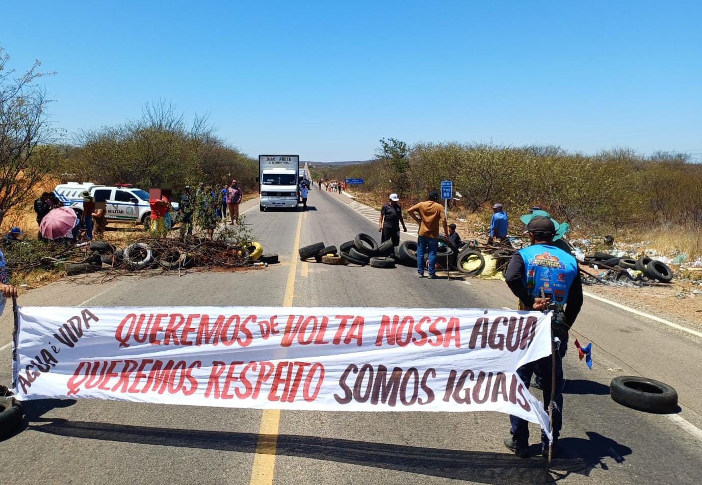 Protesto por falta de água bloqueia trecho da BR-407 em Petrolina
