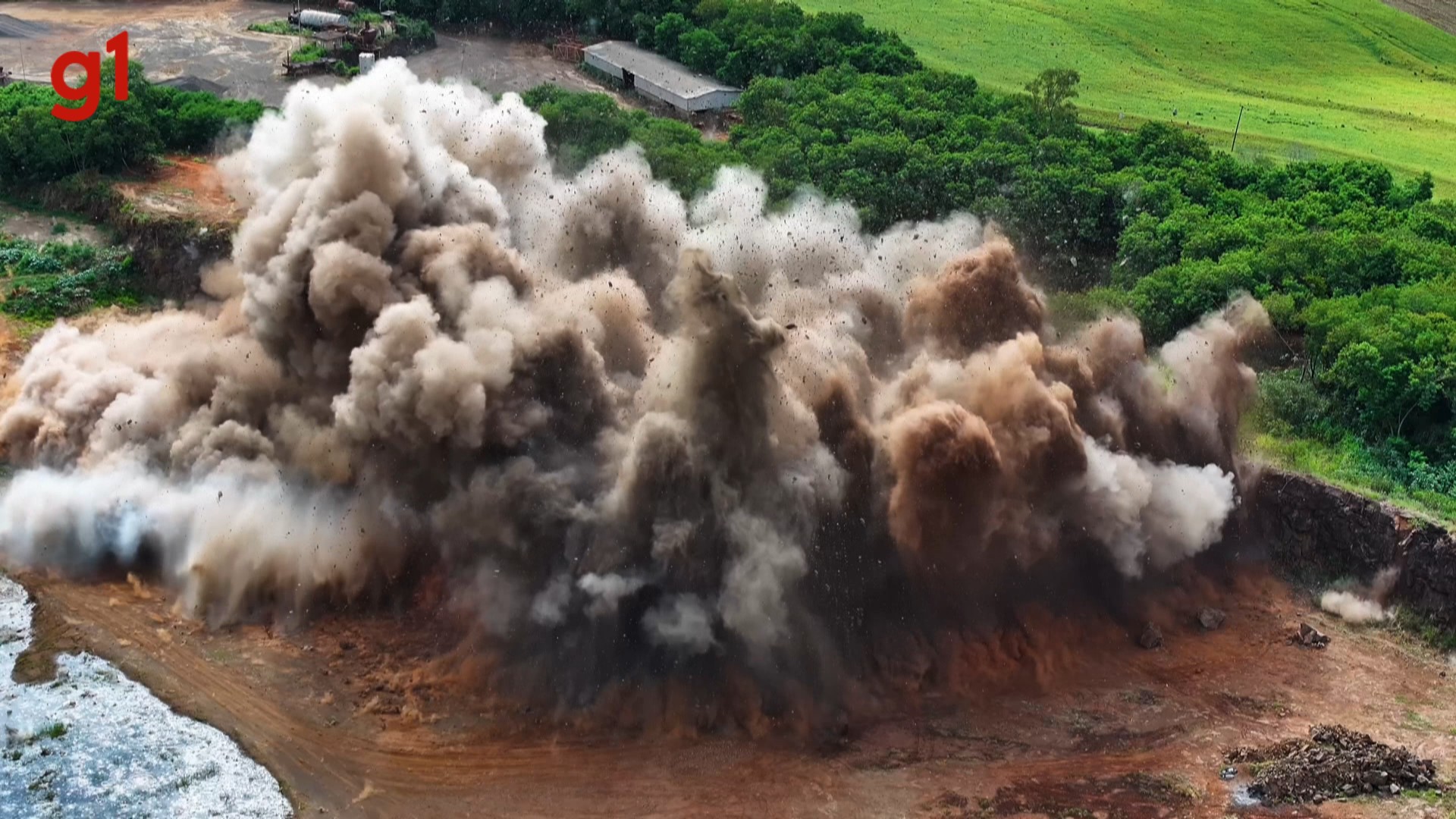 VÍDEO: Pedreira de Maringá tem explosão de rochas depois de quase sete anos