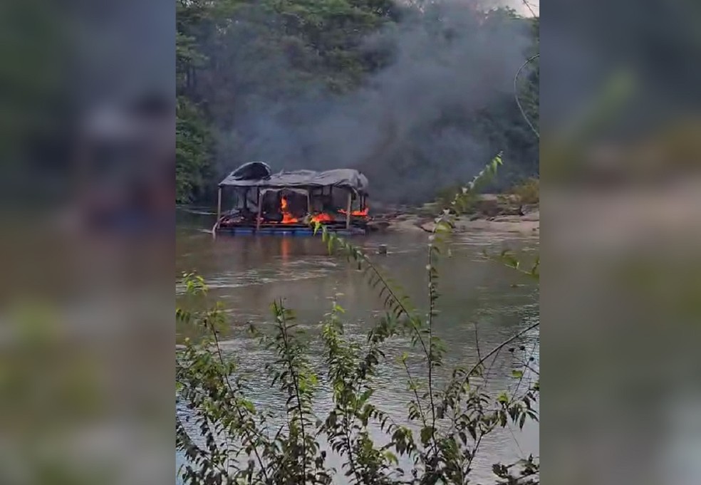 Balsa clandestina usada em garimpo foi destruída pela polícia — Foto: PM/Divulgação