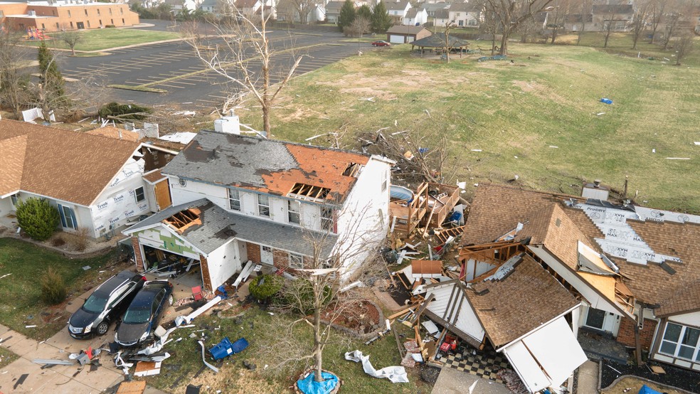 Destroços espalhados cercam casas danificadas após a passagem de um tornado em Florissant, Missouri, vistos por um drone no sábado (15). — Foto: REUTERS/Lawrence Bryant