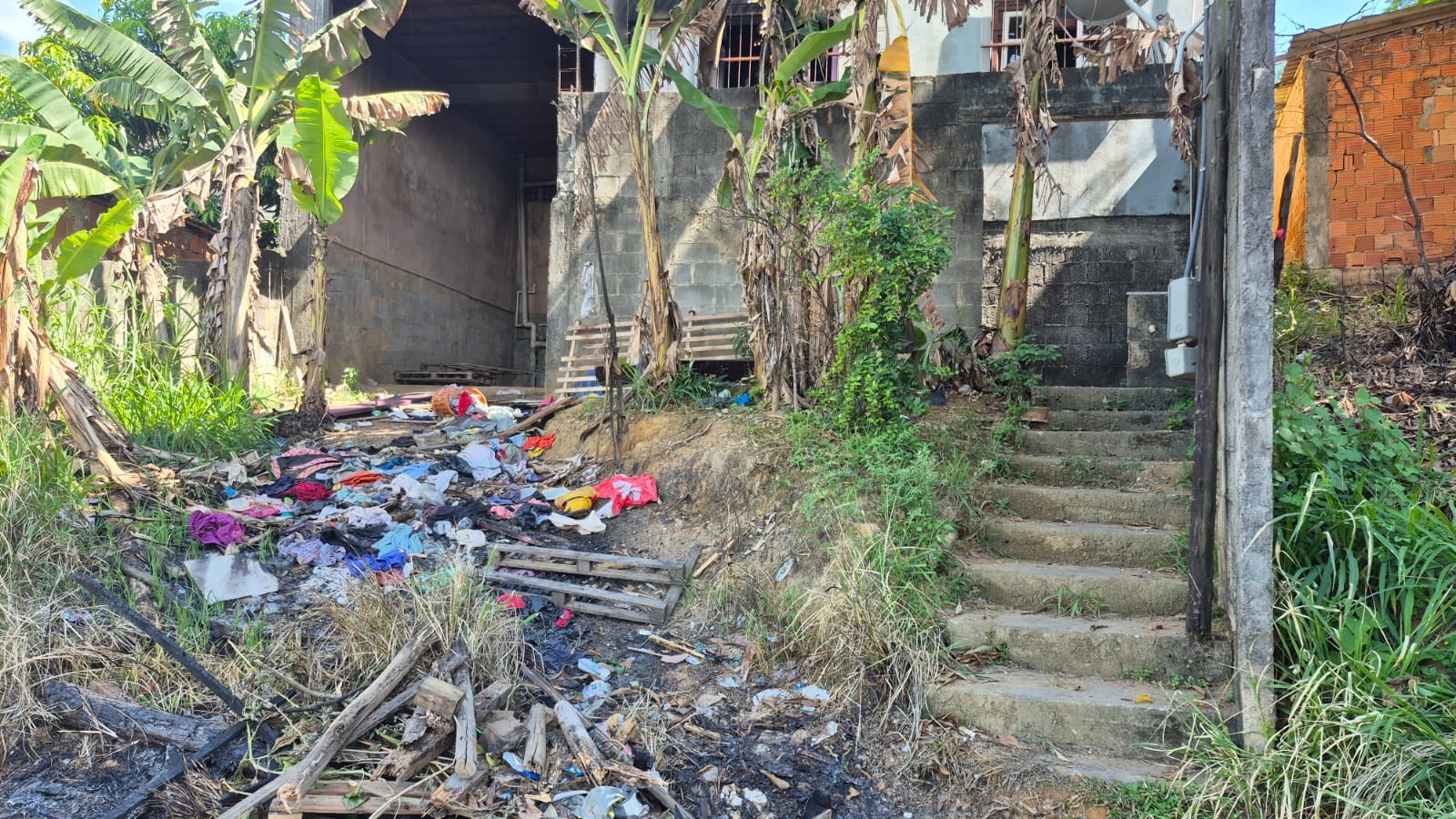 Homens são encontrados mortos, trancados em banheiro de casa que pegou fogo em Cariacica