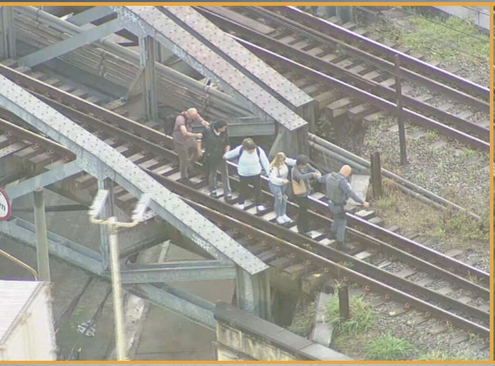 Policiais ajudam passageiros da Linha 12-Safira, na regi&atilde;o da Avenida Celso Garcia, na Zona Leste de SP &mdash; Foto: Reprodu&ccedil;&atilde;o/TV Globo