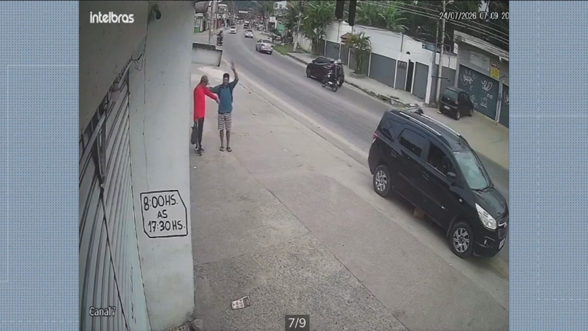 'Livramento', diz homem que escapou por pouco e sem arranhões de ser atropelado por carro desgovernado; VÍDEO