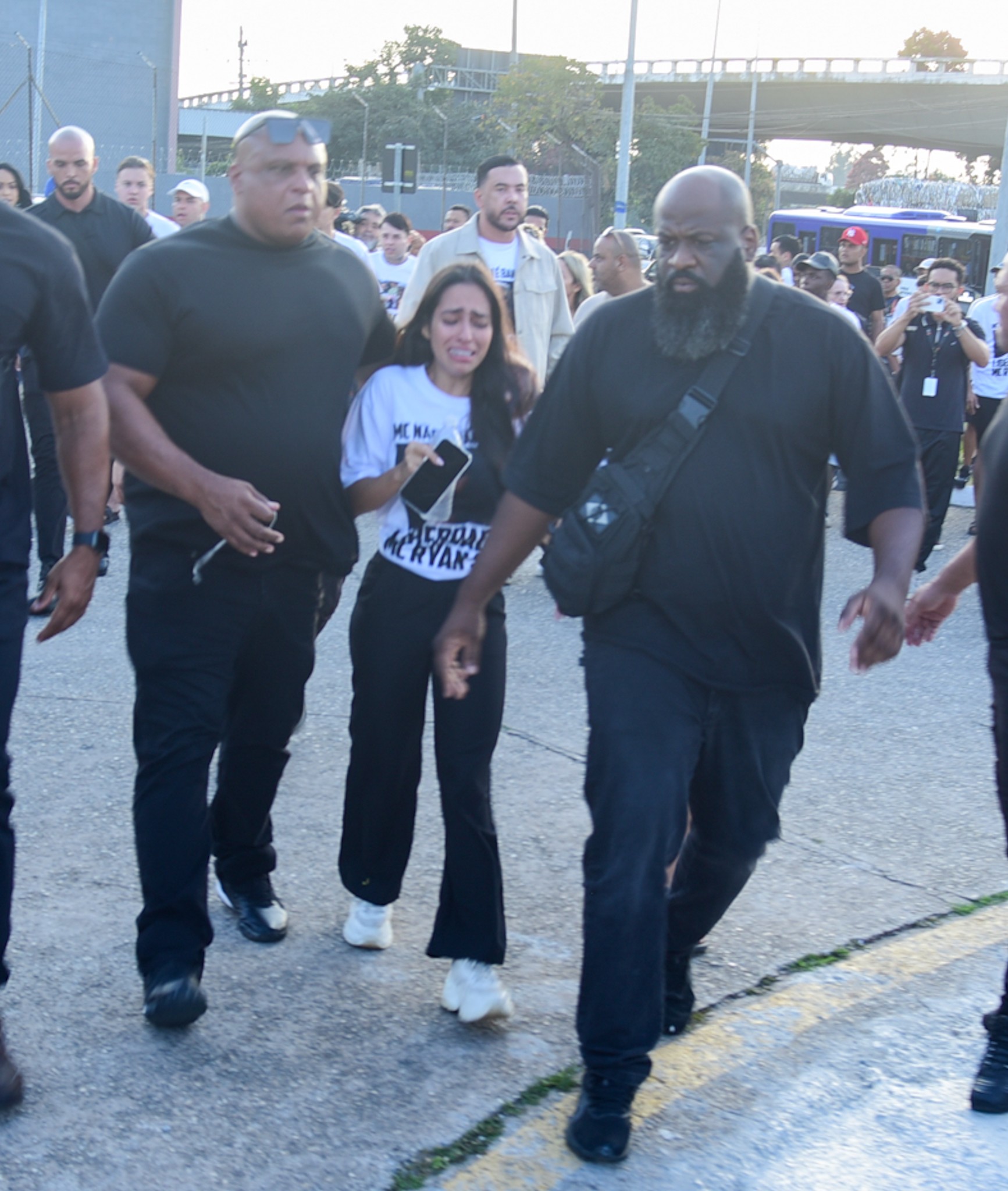 Esposa de MC Ryan chora após saber que marido deve continuar preso em SP