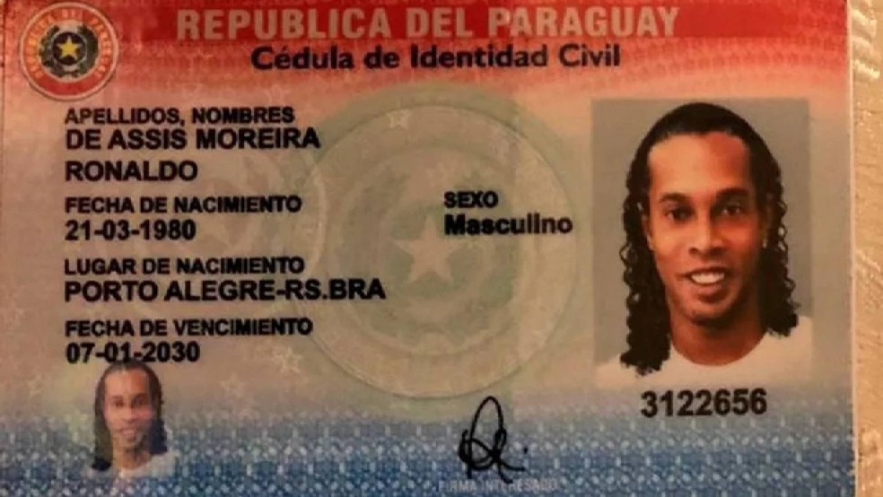 Fotos de documento de identidade paraguaio com nome de Ronaldinho — Foto: Ministério Público Paraguai/ Reprodução