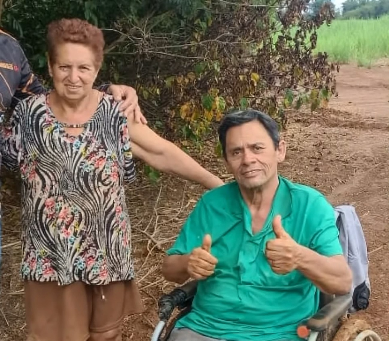 Veja o que se sabe sobre casal que passou 2 noites em carro atolado e se alimentou de mangas e goiabas