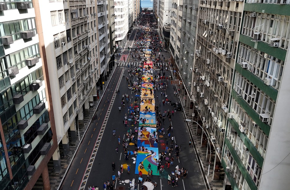 Tapetes de Corpus Christi, em Niterói (RJ), nesta quinta-feira (30). — Foto: Pilar Olivares/Reuters
