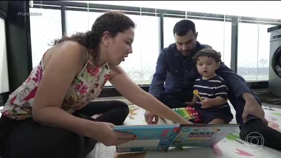 A emoção de ver menino escutar a voz da mãe pela 1ª vez, graças a tratamento genético — Foto: Reprodução/TV Globo