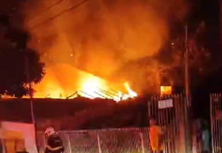 Incêndio destrói casa na Vila Iti, em Presidente Prudente