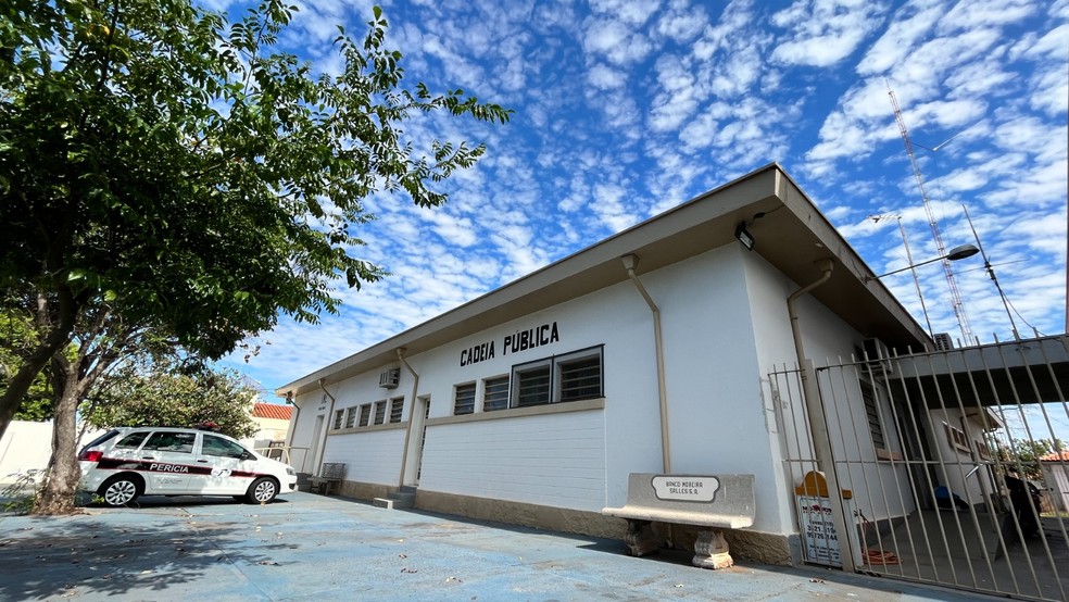 Homem permaneceu preso na Cadeia Pública de Adamantina (SP) após cometer o crime de injúria racial — Foto: Portal Siga Mais