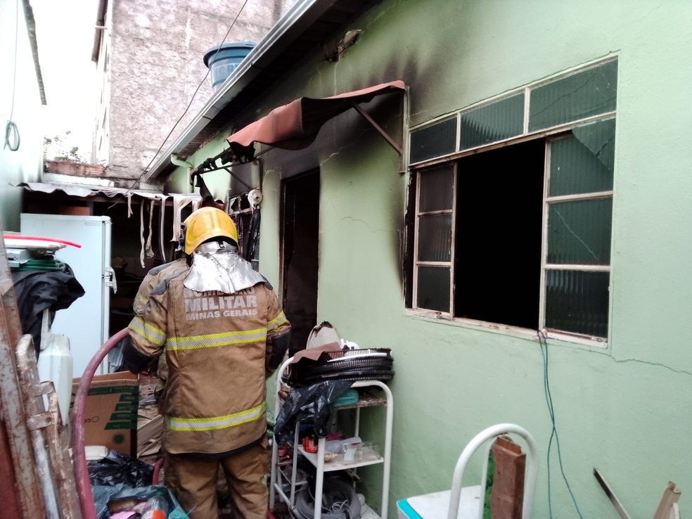 Homem morre após incêndio em casa na Grande BH