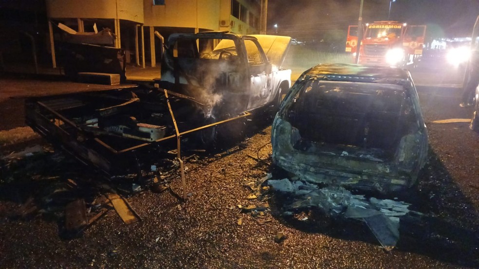 Veículos foram incendiados, segundo o Detran — Foto: Divulgação/Bombeiros