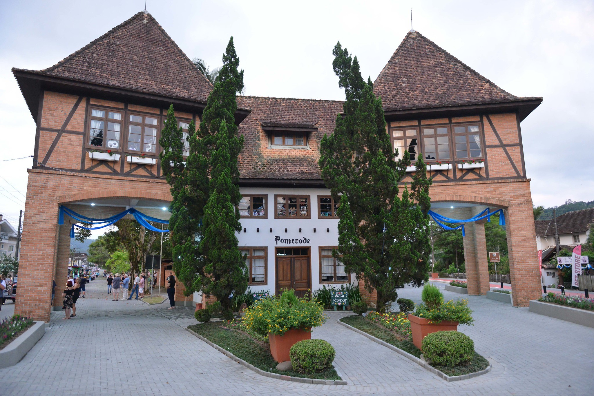 Cidade mais alemã do Brasil abre concurso com salários de até R$ 22 mil; veja como se inscrever