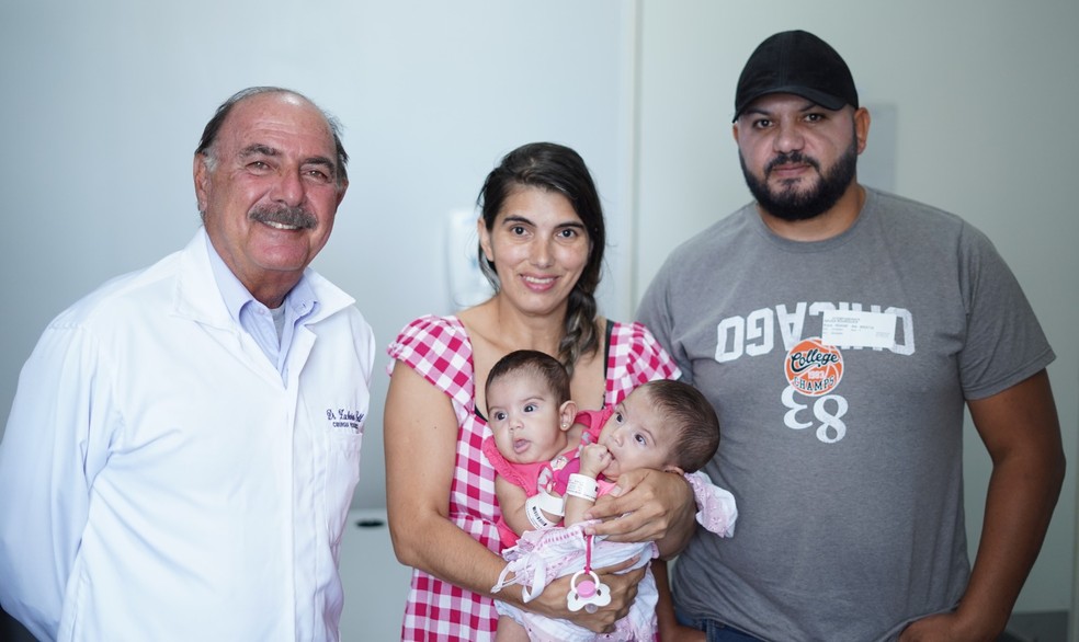Siamesas unidas pelo abdômen e bacia passam por consulta sobre cirurgia de separação, e mãe declara: 'Amor incondicional' | Goiás | G1