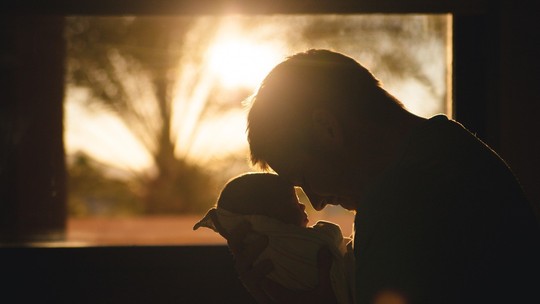 Por que o Dia dos Pais 'vale metade' do que o Dia das Mães? - Data gera 50% do faturamento que o comércio tem no Dia das Mães. Para especialistas, isso diz muito sobre o papel que se espera do homem na criação dos filhos.