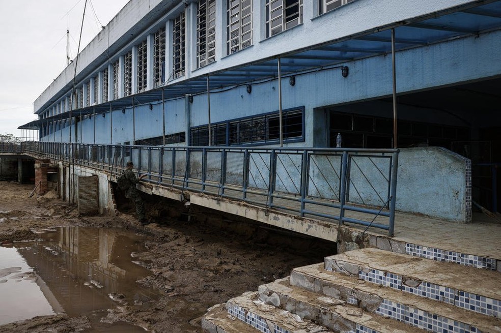 Escola Almirante Barroso, interditada por risco de desabamento, na Ilha da Pintada, em Porto Alegre — Foto: Mateus Bruxel/Agência RBS