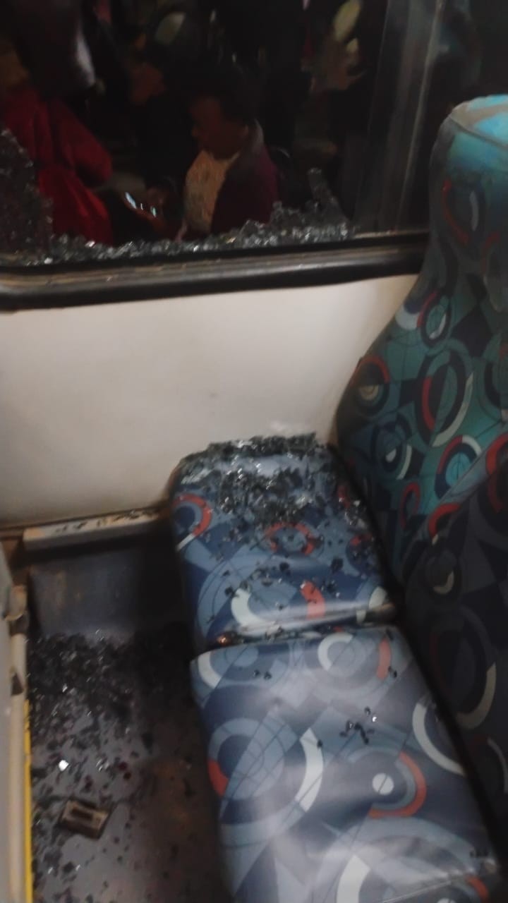 Ônibus é atingido por paralelepípedo em Saquarema e duas passageiras ficam feridas