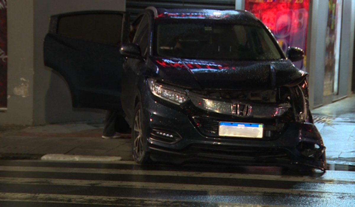 Motorista fica ferido após ser atingido por carro que avançou o sinal vermelho em cruzamento de Campinas