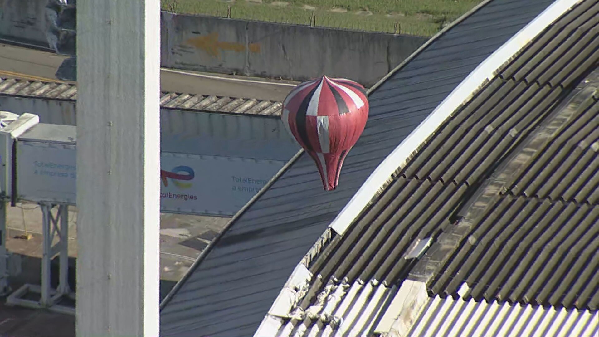 Balão cai no Aeroporto Internacional Tom Jobim; VÍDEO