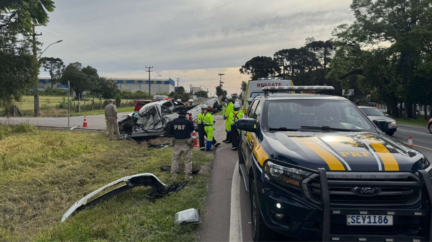 Casal morre e criança é resgatada com vida após acidente entre carro e caminhão na RMC