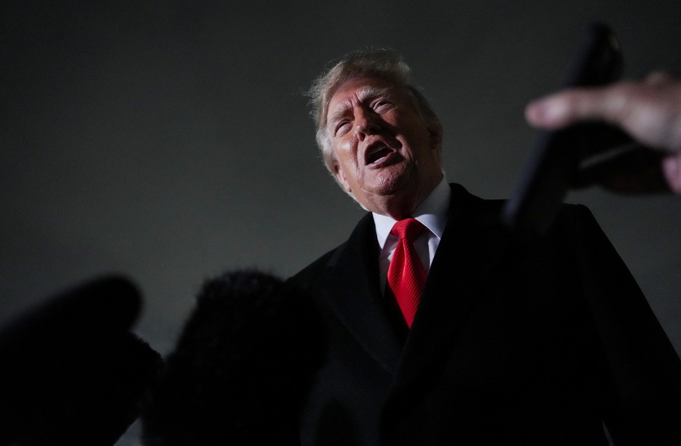 O presidente dos EUA, Donald Trump, fala com membros da imprensa após desembarcar do Air Force One, depois de participar de um comício de campanha em Clarksville, Tennessee, na Base Aérea Conjunta Andrews, Maryland, EUA, em 10 de outubro de 2026 — Foto: REUTERS/Eric Lee
