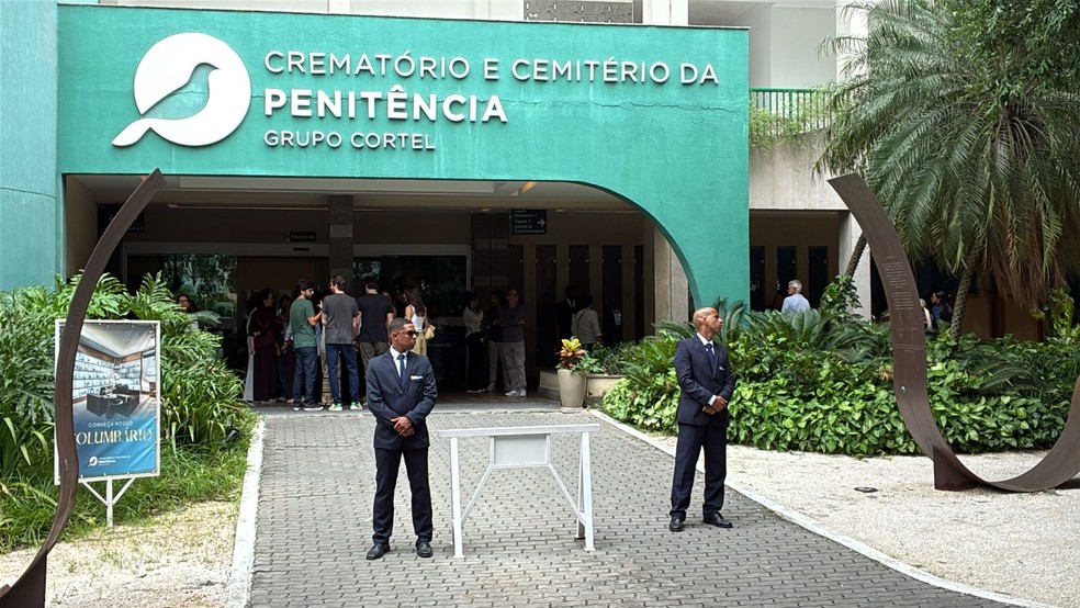 Corpo de Dennis Carvalho é velado no Cemitério da Penitência, no Rio — Foto: Danilo Vieira/TV Globo