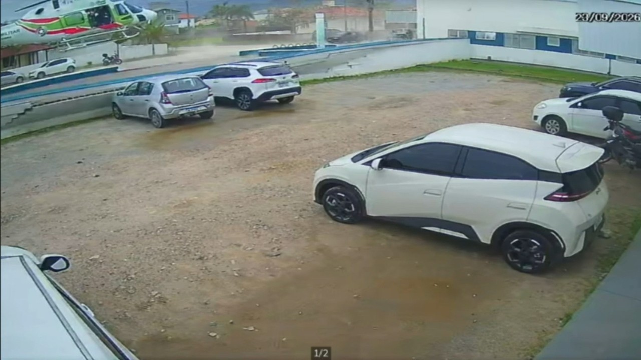VÍDEO: helicóptero derruba muro ao pousar em UPA e estrutura cai sobre carros em SC
