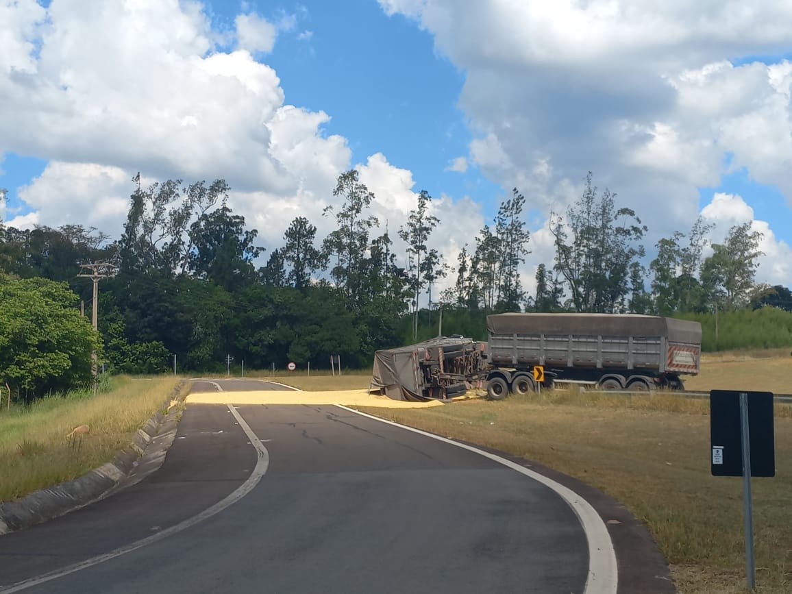 Carreta carregada com 20 toneladas de soja tomba e interdita alça de acesso da SP-127 em Itapetininga