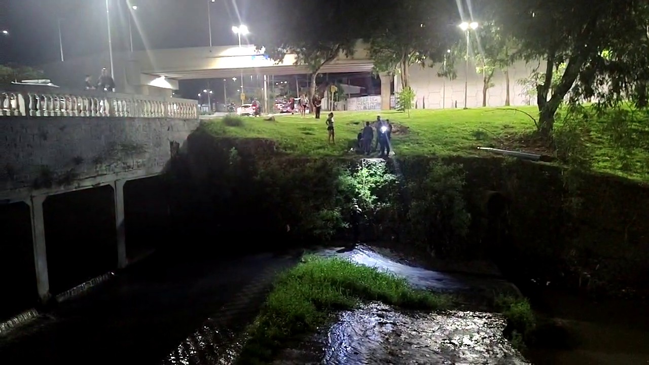 Motociclista cai em córrego após bater em carro e atingir ponte em Indaiatuba