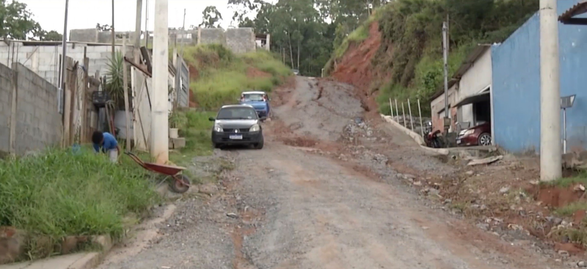 Moradores do Jardim Marcelo, em Itaquaquecetuba, convivem há anos com lama e buracos