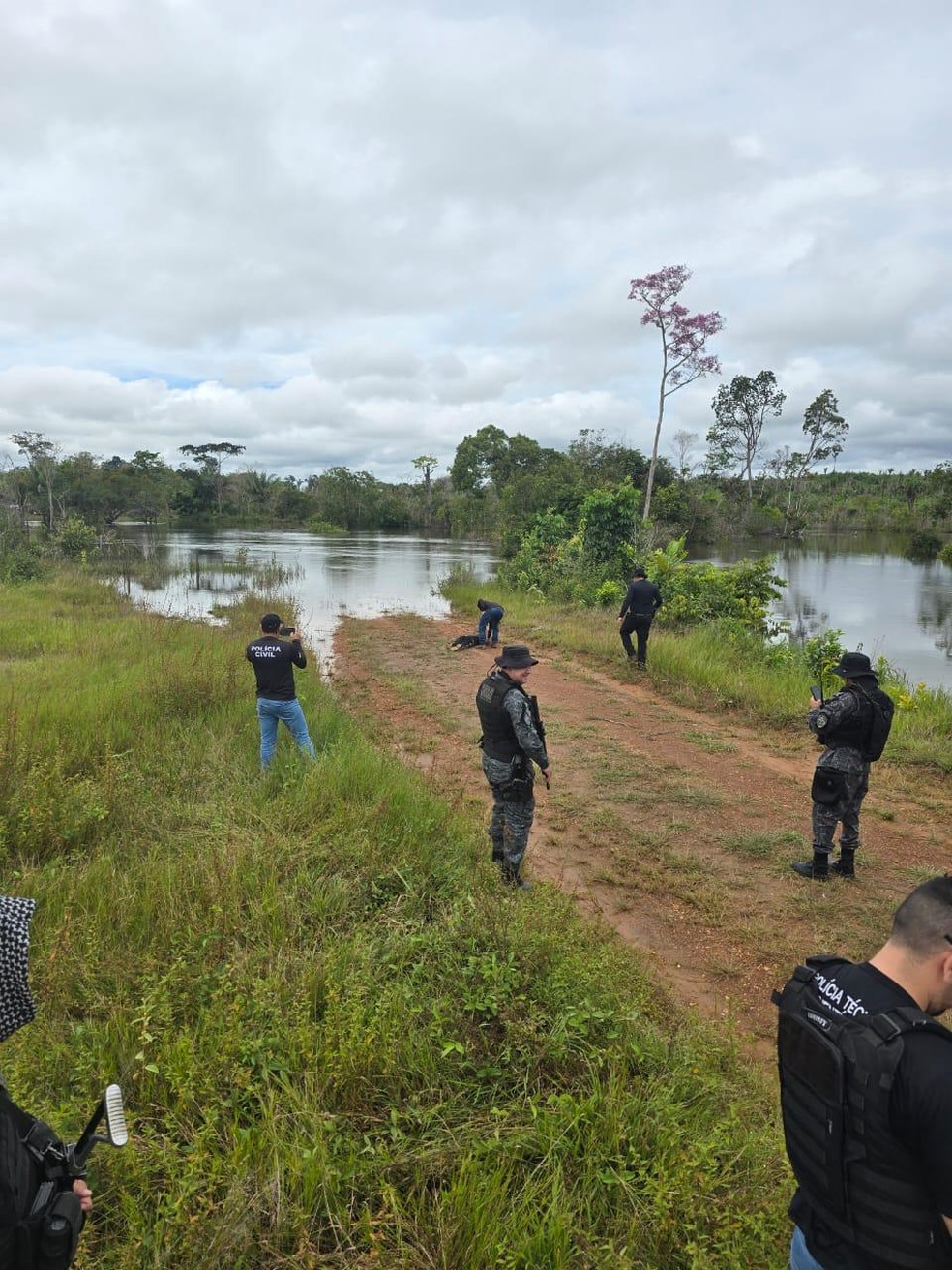 Agentes da seguran&ccedil;a p&uacute;blica de Rond&ocirc;nia em opera&ccedil;&atilde;o policial de resgate de corpo na Fazenda Norbrasil &mdash; Foto: Pol&iacute;cia Civil de Rond&ocirc;nia