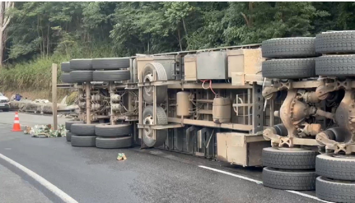 Carreta carregada de cerveja tomba na BR-040 e interdita trânsito em Oliveira Fortes; parte da carga foi saqueada