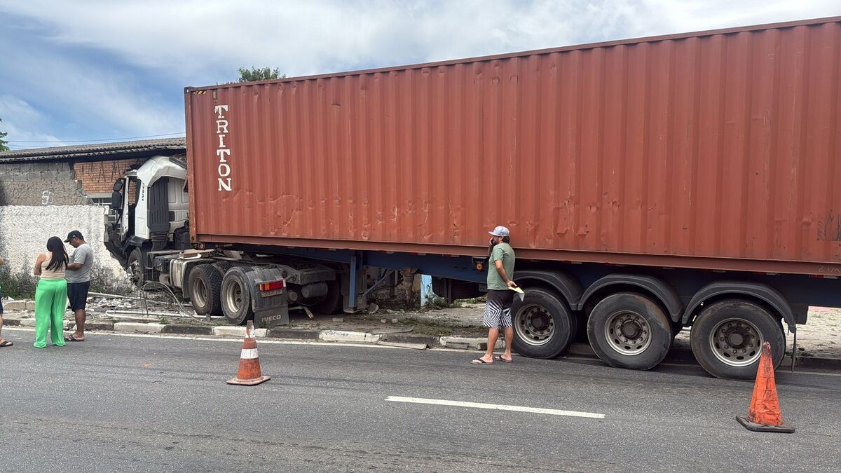 Motorista perde o controle de caminhão e invade igreja em Suzano