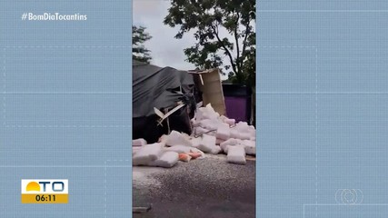 Caminhão tomba e bloqueia BR-153 após ficar atravessado em pista no centro-oeste do estado