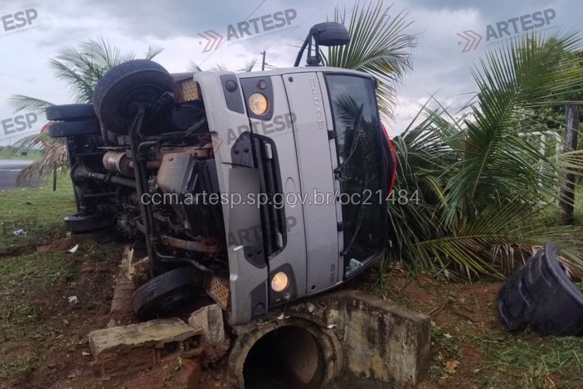 Caminhão de transporte penitenciário tomba na SP-294 em Parapuã