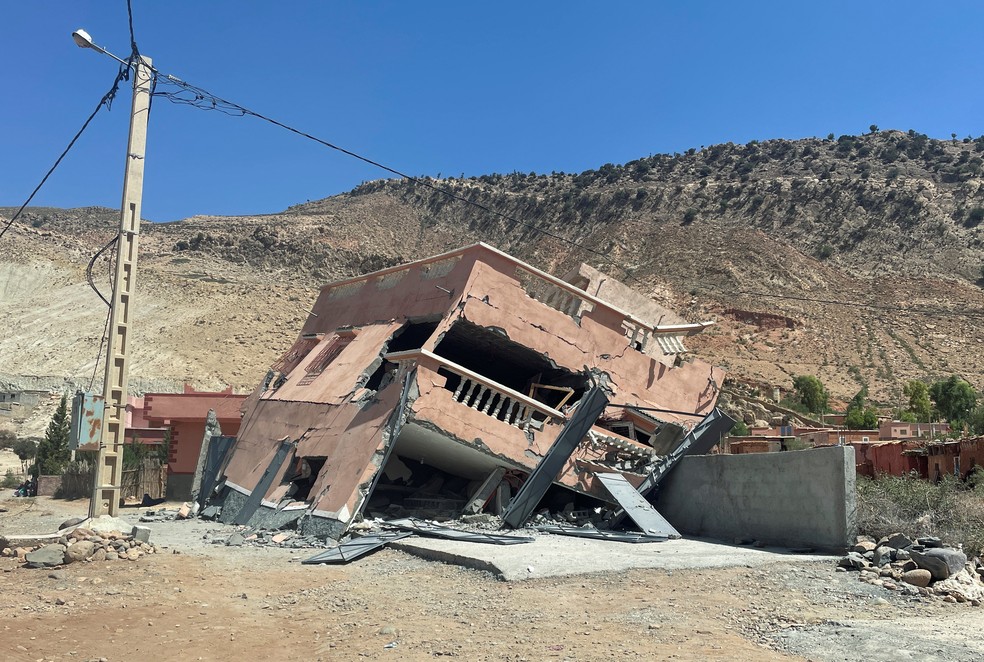 Edifício danificado na estrada entre Amizmiz e Ouirgane, após terremoto em Marrocos — Foto: Ahmed El Jechtimi/REUTERS