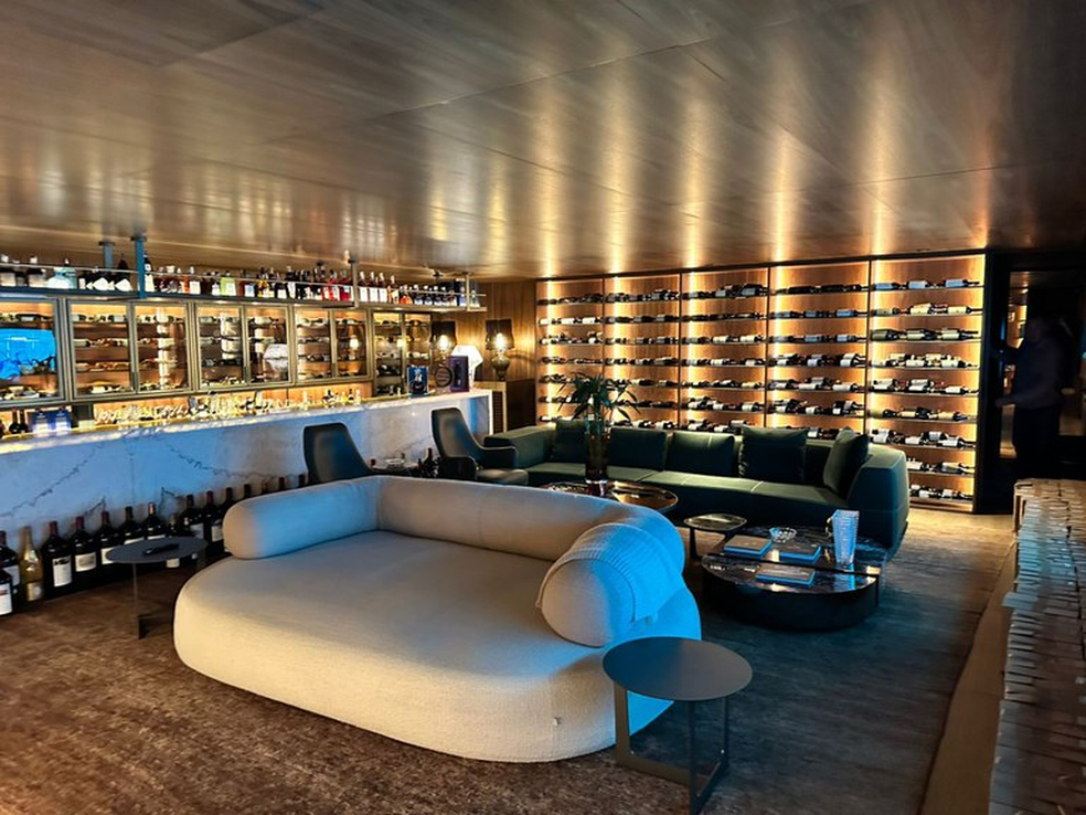 Policiais encontram bebidas de alto valor em adega durante operação sobre fraudes no Banco Master — Foto: Divulgação/PF