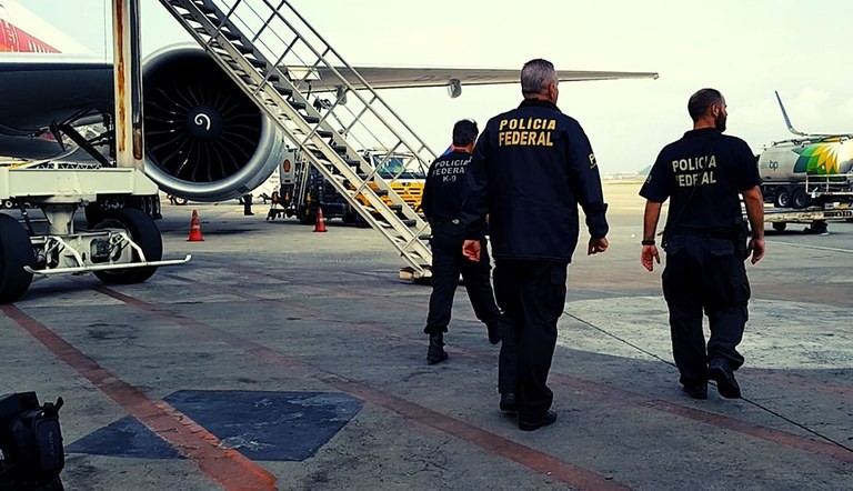 Policial federal é preso por suspeito de facilitar embarque de drogas no Aeroporto de Manaus