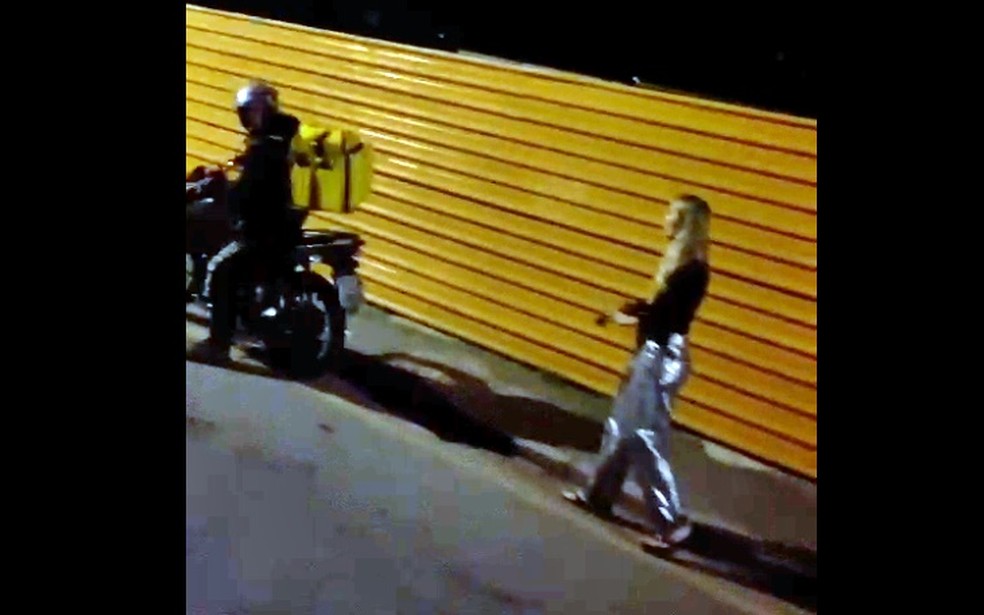 Motoentregador é acusado de importunar sexualmente modelo durante sessão de fotos em Poços de Caldas (MG) — Foto: Reprodução/EPTV