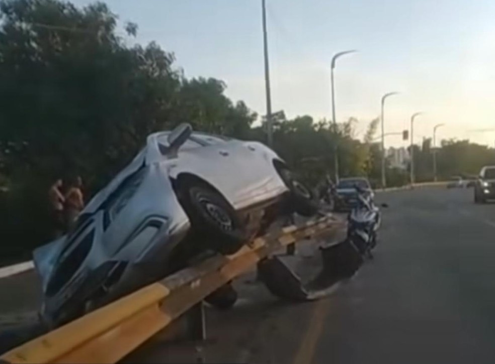 Carro ficou preso em parte da grade de proteção da avenida em São Luís