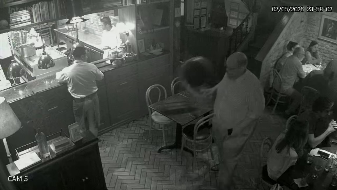 Vídeos mostram Ed Motta jogando cadeira e princípio de confusão em restaurante no Rio