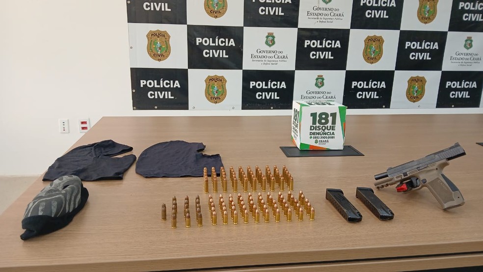 Polícia apreendeu uma pistola turca e cerca de 100 munições com chefe de grupo criminoso suspeito de matar 14 pessoas em Morada Nova, no interior do Ceará. — Foto: Polícia Civil/ Divulgação