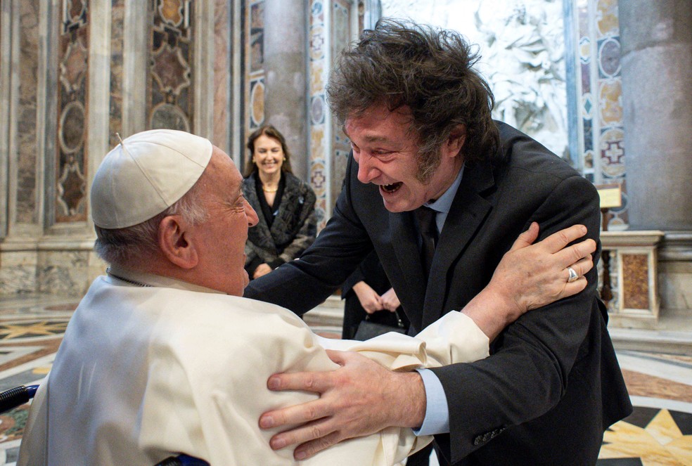 O presidente da Argentina, Javier Milei, encontra-se com o Papa Francisco no Vaticano em 11 de fevereiro de 2024. — Foto: Reuters