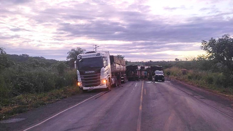 Parte de carreta tomba na BR-230 em Barra do Corda; motorista estava alcoolizado