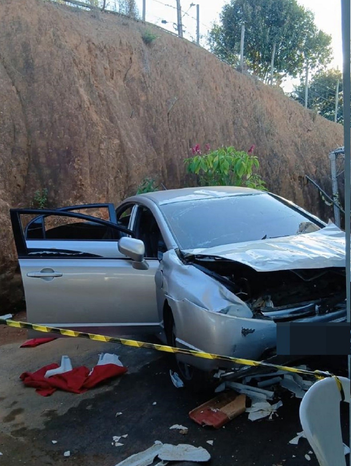 Carro despenca de barranco e atinge pessoas durante almoço em igreja; cinco ficam feridas