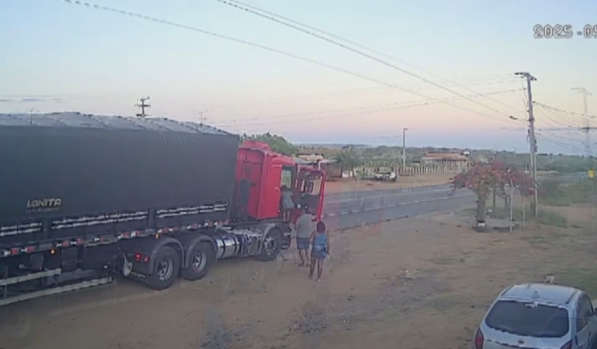 Casal morre e criança fica ferida após motorista perder controle de carreta e bater em imóvel na Bahia