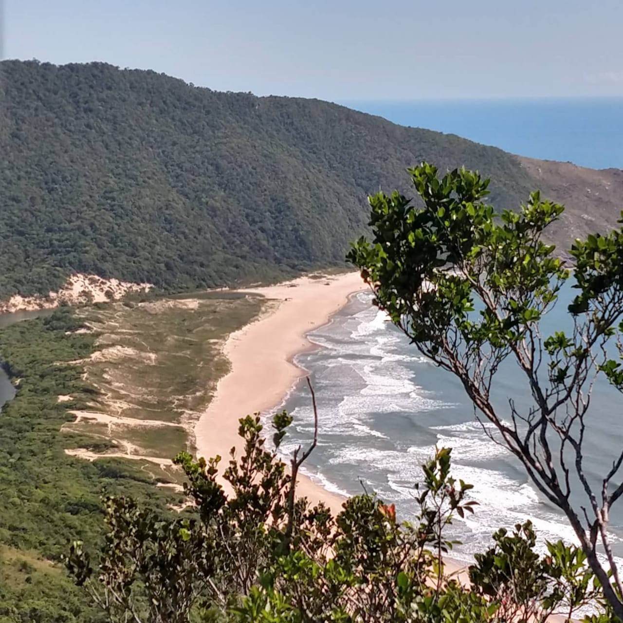 Conheça a Praia da Lagoinha do Leste, em Florianópolis, onde 'cascata' se formou em areia 