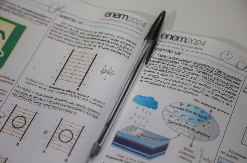 Caderno de provas do Enem 2024 — Foto: DIRCEU PORTUGAL/FOTOARENA/ESTADÃO CONTEÚDO