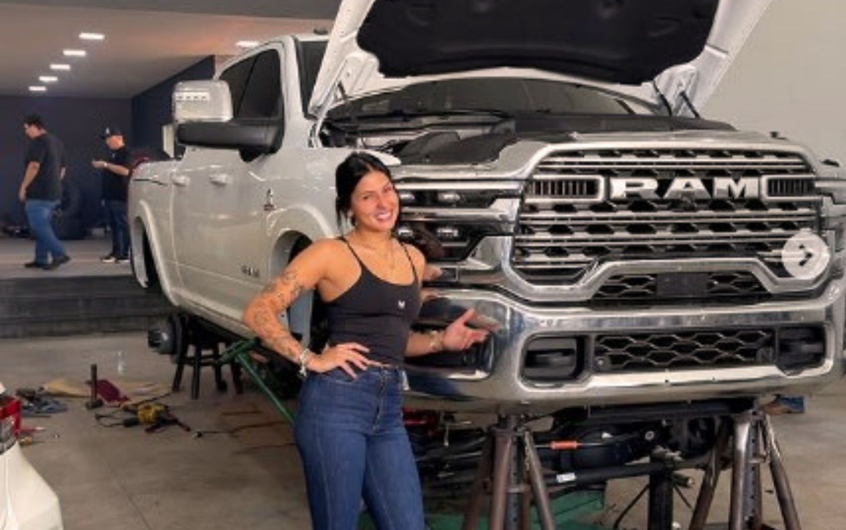 Ana Castela percorre cerca de 1 mil quilômetros de Ram para personalizar caminhonete em Goiás; veja imagens 