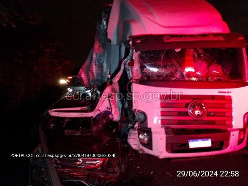 Caminhão e carro estavam parados no acostamento, quando foram atingidos por outro caminhão — Foto: Artesp/Divulgação